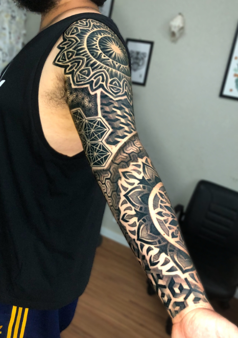 tatuagem geometrica blackwork